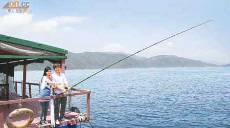 深灣養魚區的水，極之清澈，風景又靚，魚排垂釣是種享受。