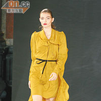 芥辣黃連身裙以幼belt來凸顯腰線，有效修飾身段。