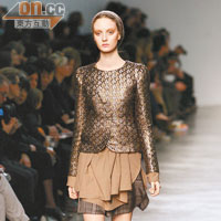Metallic jacket配襯不規則剪裁半截裙，展現摩登氣派。