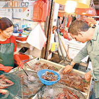 Mark覺得香港人與澳洲人最相似的地方是同樣愛吃海鮮，因此去街市挑選海產，已成為他工作的一部分。
