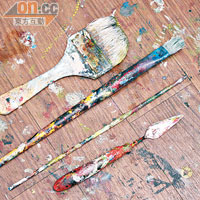 畫具<br>可選用不同粗幼的畫筆，繪畫底色時以大油掃，而畫刀則是較另類的畫法。