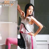 白×黑色不規則設計連身裙 未定價（a）<br>粉紅×灰色拼貼設計襪褲 $670（b）