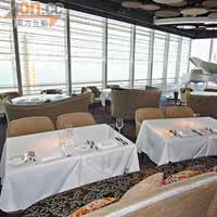 餐廳一片清雅白色調，座位更猶如歌劇院內的廂座，可悠閒的觀賞維港靚景。 