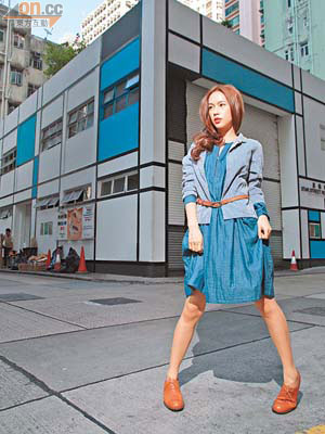 藍色條子西裝褸 $3,295、藍色牛仔連身裙 $4,995、啡色皮帶 $1,695、啡色皮鞋 未定價
