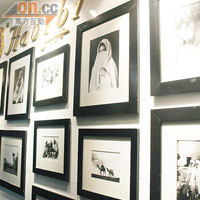 餐廳門口的牆身整齊地排放着多幅富有埃及文化色彩的黑白照片。