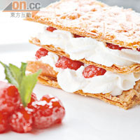 Millefeuille Provencal（甜品）（b）<BR>拿破侖一樣的酥餅，以清甜士多啤梨炮製，表面灑上經焗香的杏仁，吃落更脆身。