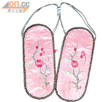 粉紅色眼鏡袋以平繡針法刺繡，繡線勻直、邊齊，是使用最廣的針法。
