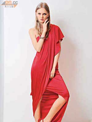 Halston Heritage紅色連身裙$4,900<BR>Ras涼鞋 $2,800