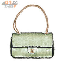 Chanel綠色閃片手挽袋，約值四萬多元。
