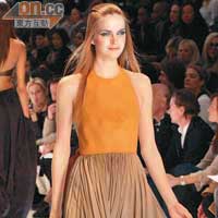 Luxe fabrics有這條藏紅花橙黃色羊皮gown。