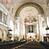 教堂內堂設計以拱頂為主，華麗又典雅。