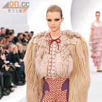 Fur coat造型集野性與時尚於一身。