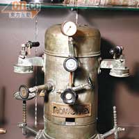 1906年出產的意大利蒸汽咖啡機，當年炮製一杯蒸餾咖啡，需要花3至4小時。