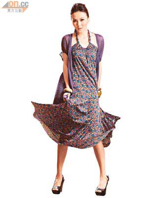 藍色碎花Maxi Dress $2,580、紫色長針織外套 $2,680