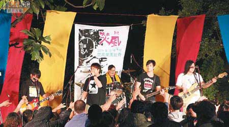 除室內表演場地外，鐵花村亦會在室外舉行大型的音樂會，場面更為熱鬧。