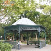 在盧吉道與夏力道交界的公園，可以找到帶有維多利亞風情的小亭。