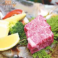 神戶牛肉是最高級的A5，鬆軟得入口即溶。