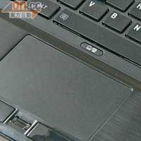 標準鍵盤大小適中，而Touchpad還加入鎖定鍵以防誤碰。