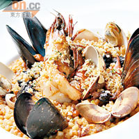 小麥子海鮮大燴　$180<br>小麥子即來自西西里的Fregola，質感像腍身的Risotto，跟魷魚、蝦、青口、田螺等同煮，鮮味滿瀉。