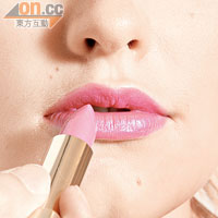 Step 5<br>塗上桃紅色唇膏，可重點將下唇中間位做到豐厚效果，唇邊則較薄，唇形才會立體。