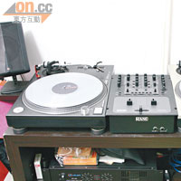 捽碟必備<br>左右兩邊的是Turntable，中間是Mixer。DJ Tin Ho指，每支唱針最多只可用700小時，用久了不可再用，否則變堀了的唱針會令碟坑變粗，整壞隻碟。