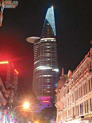 於上年年底落成、現為全市最高的Bitexco Financial Tower，其47樓的瞭望台成了觀賞胡志明市夜景的好去處。