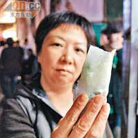 廈門特色小食葱糖卷，餡料有雜菜之餘更有煙韌軟糖，口感相當特別，¥3（約HK$4）。