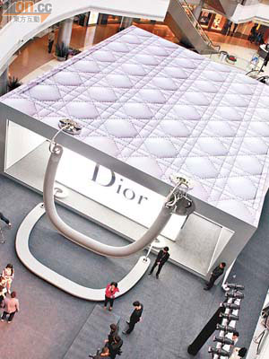 展覽會場是以巨型Lady Dior手袋形設計，場面壯觀宏偉。