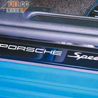 黑底白字的Porsche Speedster門檻，使其身份一目了然。