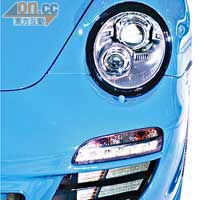 頭燈加上黑色燈環，跟Pure Blue車身色調形成強烈對比。