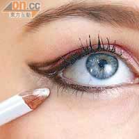 Step 4<BR>用深啡眼線筆繪畫下眼線，於下面加白色眼線，增強對比。