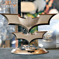 Batman用的飛鏢複製品，全球限量1,500件，仲有官方證書。