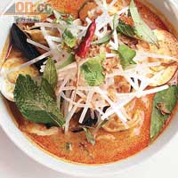 Thai Style Seafood Laska $192<BR>喇沙有青口、蜆肉、帶子和鮮蝦，材料豐富；湯底加了香茅和檸檬葉，濃郁中帶香草清香，不膩。