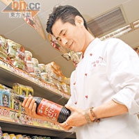 Mr.Song不時會到超市揀選地道、味道好的韓國調味醬。