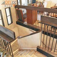 通往地下的樓梯保持了原建築設計，又窄又長。
