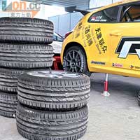 輪胎採用Bridgestone出品，尺碼為245/40 R18，圖為Potenza S001濕地胎。