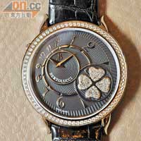 「VOLTA II」不銹鋼鑽石錶殼，黑錶面配黑鱷魚皮帶，錶盤用鑽石造成旋轉四葉草裝飾。$55,000