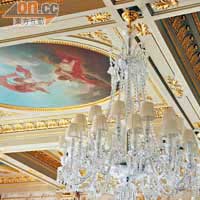 設於一樓雲石宴會廳內的Baccarat水晶吊燈，至今已逾百年歷史。