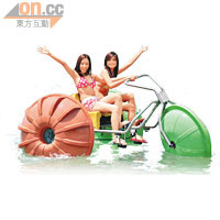 水上三輪車相當易玩，Cherry與MeiMei一坐上去就控制自如。
