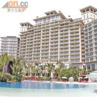 樓高18層的度假式酒店大樓，內設500多間豪華客房及套房。