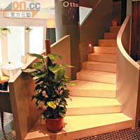 餐廳的小樓梯既貫通上下兩層，也為簡潔的環境添上點綴。