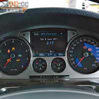 多圈式儀錶板，中間螢幕顯示行車資訊。
