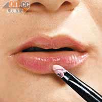 Step 5<BR>最後在櫻唇上簡單搽層帶閃爍效果的淡粉紅色唇彩，營造立體感。