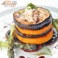 蘑菇南瓜茄子伴羊奶芝士（主菜之一）<BR>雖然是素菜，但有南瓜、茄子、蘑菇、蘆筍層層疊，高纖清新又有口感。