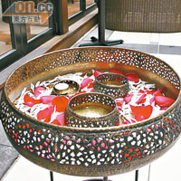 泰國銅盆放滿花瓣和蠟燭台，令店內添上一點泰國Resort的氣息。