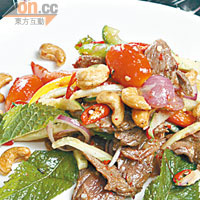 燒牛肉沙律 $88<br>泰國中部最受歡迎的菜式之一，亦是泰國皇室欽點的菜式。新西蘭牛肉切成薄片，配番茄及小量檸檬汁吃，酸酸咪咪，很開胃。