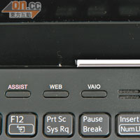 機面設有VAIO、WEB跟ASSIST快捷鍵。