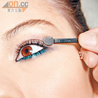 Step 1 沾濕矽膠眼影掃，將金色眼影由淺至深掃於整個眼瞼，眼頭和眼尾加重深啡色。