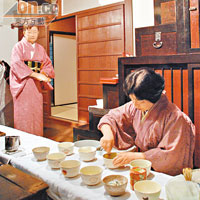 生活館也設有體驗部分，服務員以茶道泡茶讓客人品嘗。