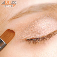 Step 3 先用淺啡色的Cream Shadow作底色，掃於整個眼蓋，閃令質感令雙眼更立體。